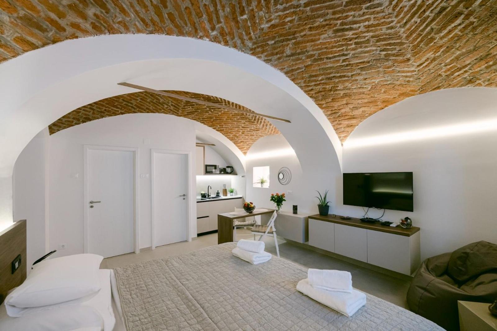 Brick Tkalca Apartment *